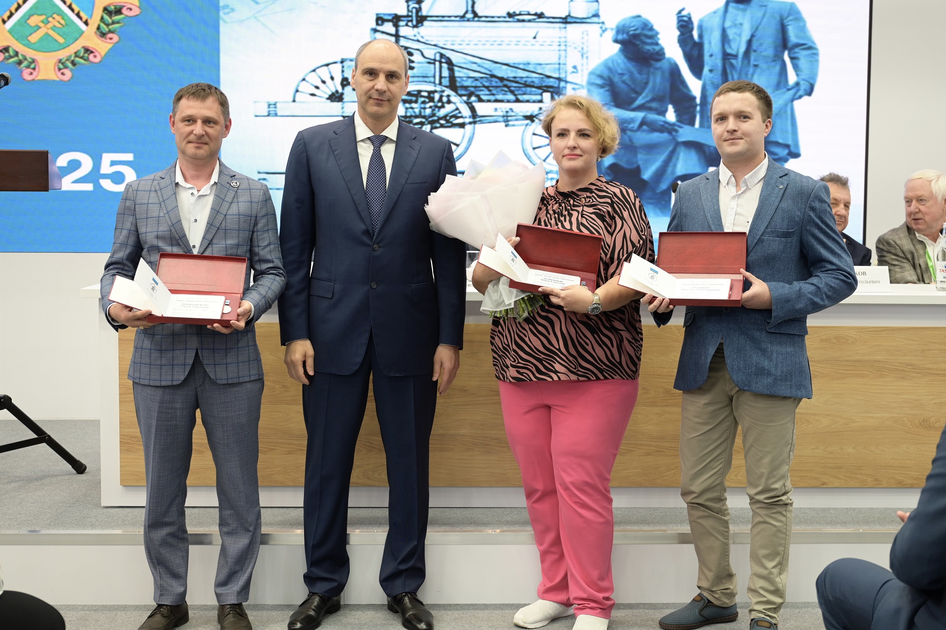 Денис Паслер вручил премии имени Черепановых выдающимся инженерам